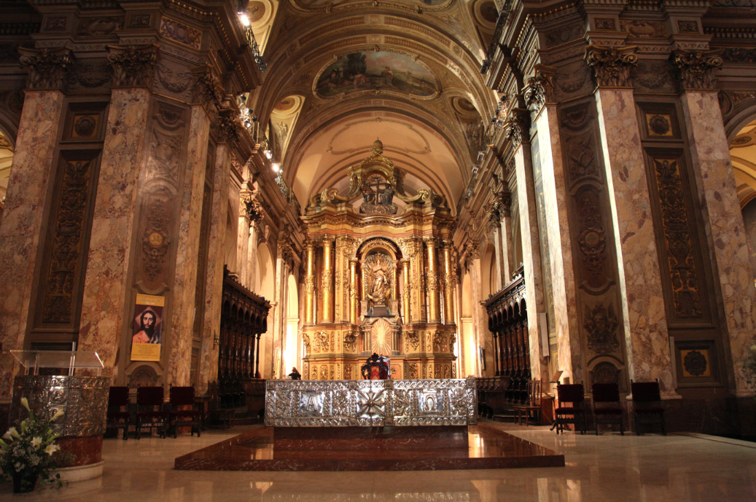 Main Altar and choir of la Catedral Católico Metropolitana de Buenos Aires