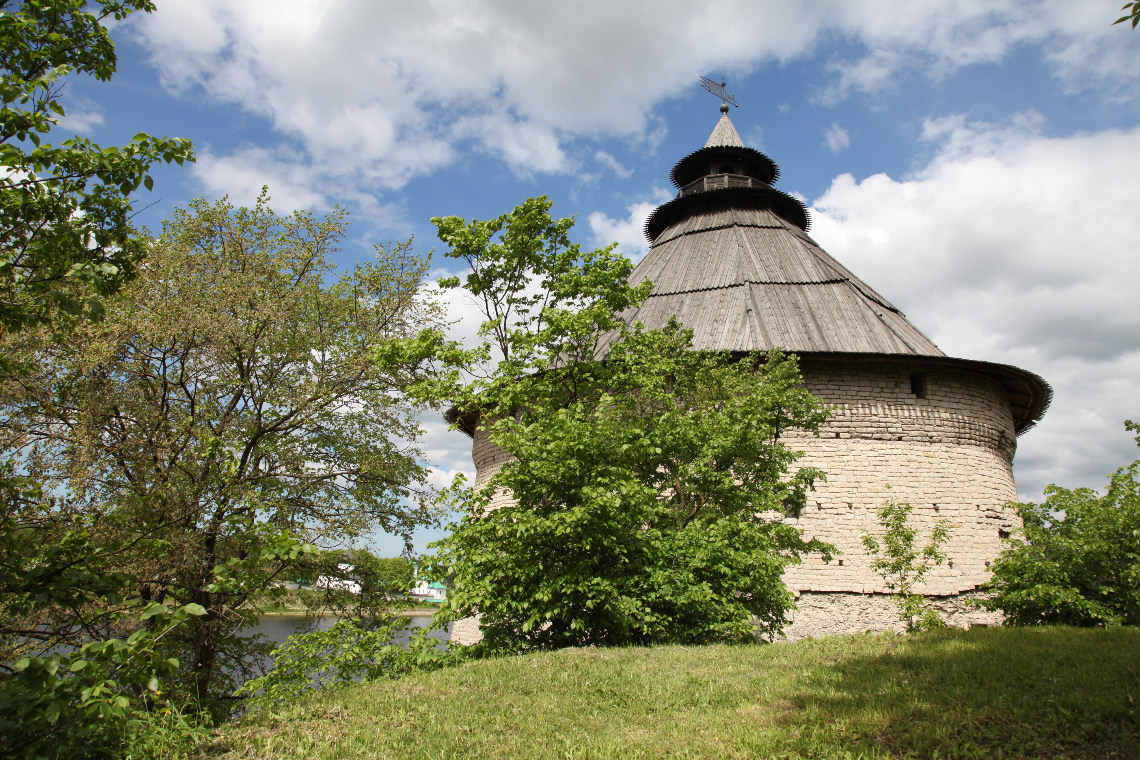 Покровская Башня – Intercession Tower and further afield across the river and toward the Мужской Монастырь – Mirozhsky Monastery