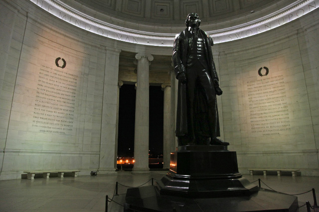 statue in Jefferson Memorial